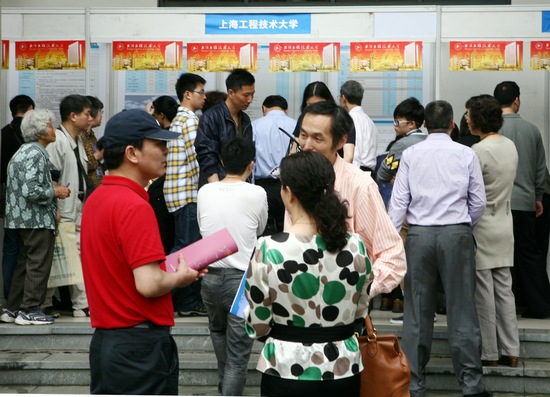 一天8場(chǎng)高招咨詢會(huì)累壞考生