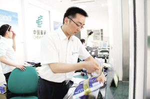 持雙證的郵政系統(tǒng)大明星  陳曉春每天辦理成百上千件業(yè)務(wù)，用微笑迎接每一位客戶 