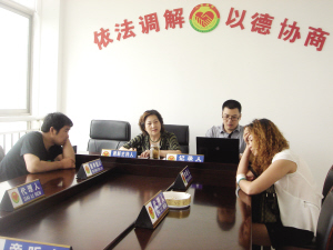 “從過(guò)去的孤軍奮戰(zhàn)到現(xiàn)在的齊抓共管，從過(guò)去的打打鬧鬧到如今的日益和諧，20年的調(diào)解史，就是社會(huì)變遷史”——閔玉琴>>>守護(hù)社會(huì)和諧的“老舅媽”