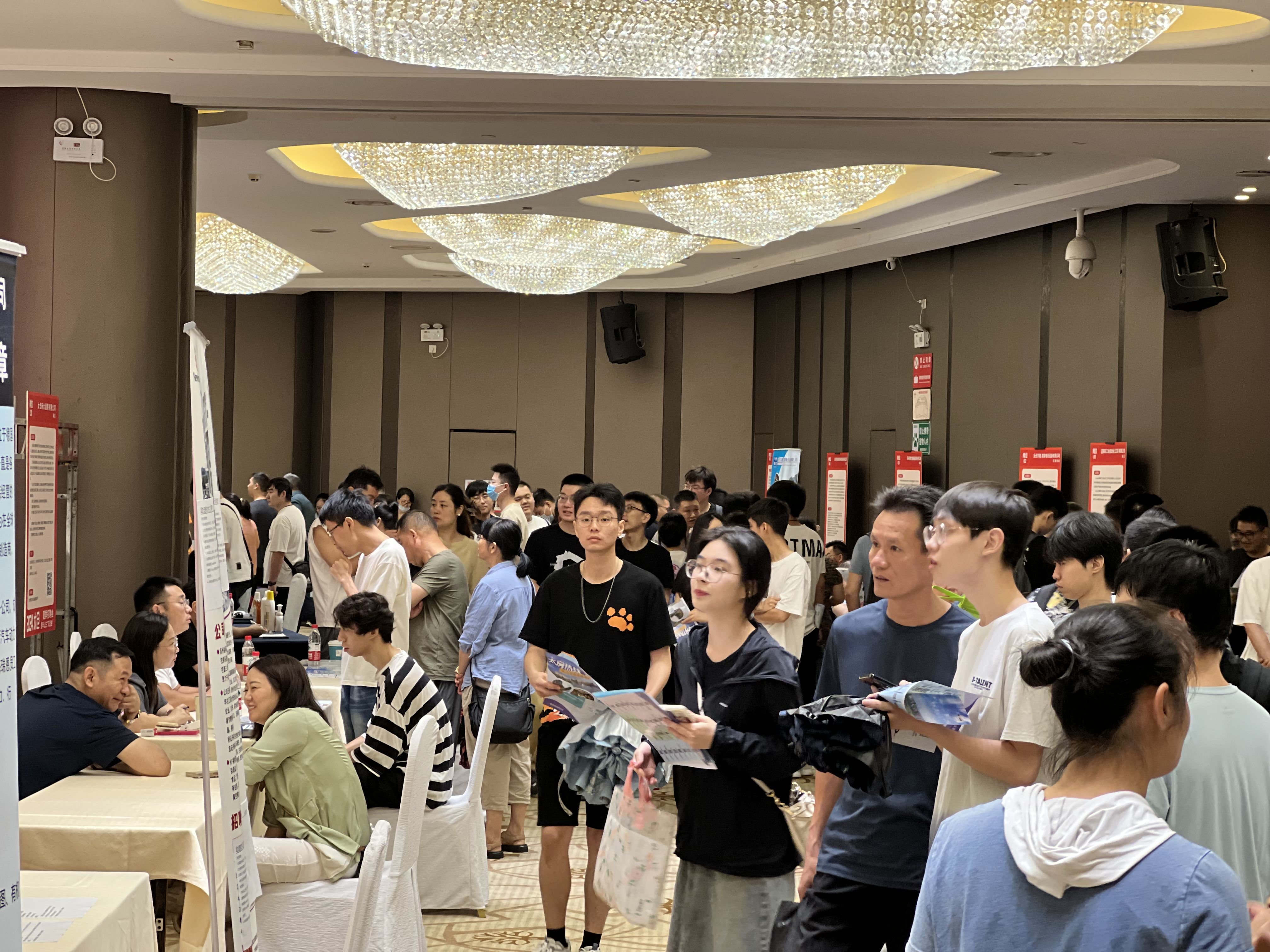 2024太倉夏季畢業(yè)生招聘會圓滿落幕：風(fēng)雨無阻，共筑就業(yè)橋梁